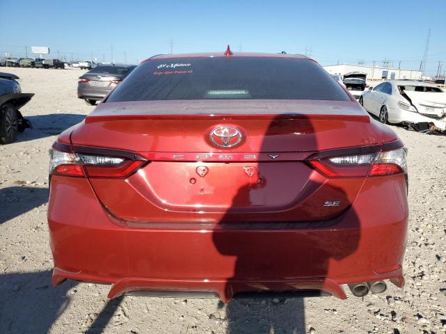 4T1G11AK2MU409211 - 2021 TOYOTA CAMRY SE RED photo 6