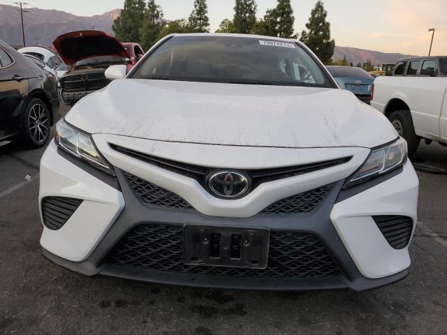 4T1B11HK9JU064755 - 2018 TOYOTA CAMRY L WHITE photo 5