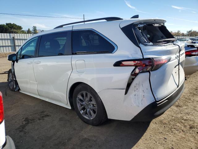 5TDKRKEC2NS103096 - 2022 TOYOTA SIENNA LE WHITE photo 2