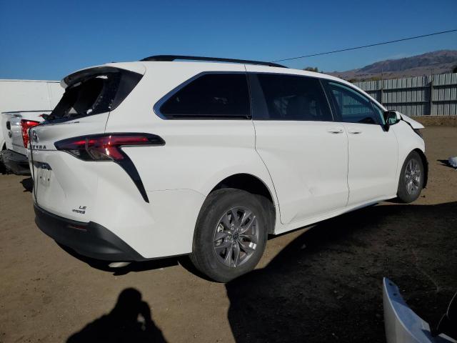 5TDKRKEC2NS103096 - 2022 TOYOTA SIENNA LE WHITE photo 3