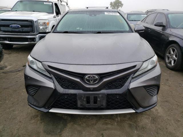 4T1BZ1HK6JU006577 - 2018 TOYOTA CAMRY XSE GRAY photo 5