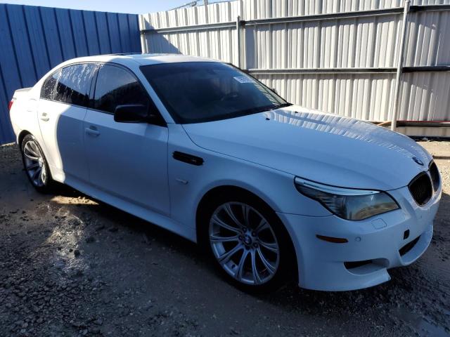 WBSNB93559CX10995 - 2009 BMW M5 WHITE photo 4