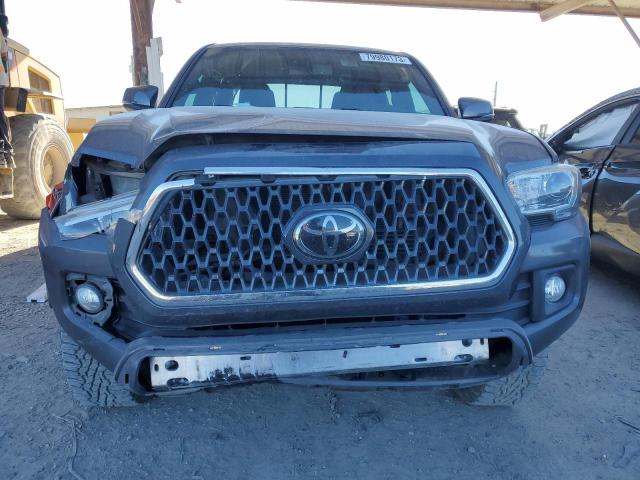 5TFCZ5AN6JX144137 - 2018 TOYOTA TACOMA DOUBLE CAB GRAY photo 5