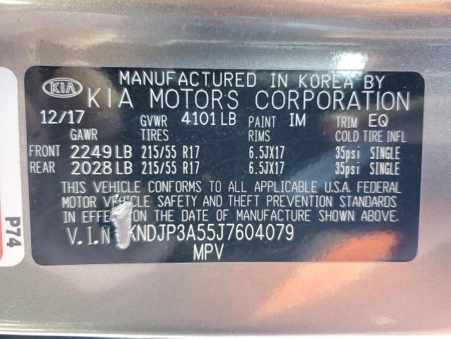 KNDJP3A55J7604079 - 2018 KIA SOUL + SILVER photo 12