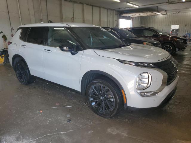 JA4J4UA85PZ050302 - 2023 MITSUBISHI OUTLANDER SE WHITE photo 4