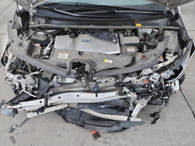 JTDKARFP8J3082901 - 2018 TOYOTA PRIUS PRIM Сріблястий фото 11