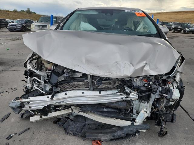 JTDKARFP8J3082901 - 2018 TOYOTA PRIUS PRIM Сріблястий фото 5