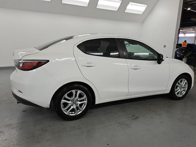 3MYDLBZV8GY111125 - 2016 TOYOTA SCION IA WHITE photo 3