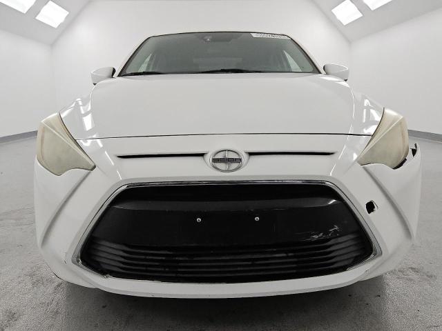 3MYDLBZV8GY111125 - 2016 TOYOTA SCION IA WHITE photo 5