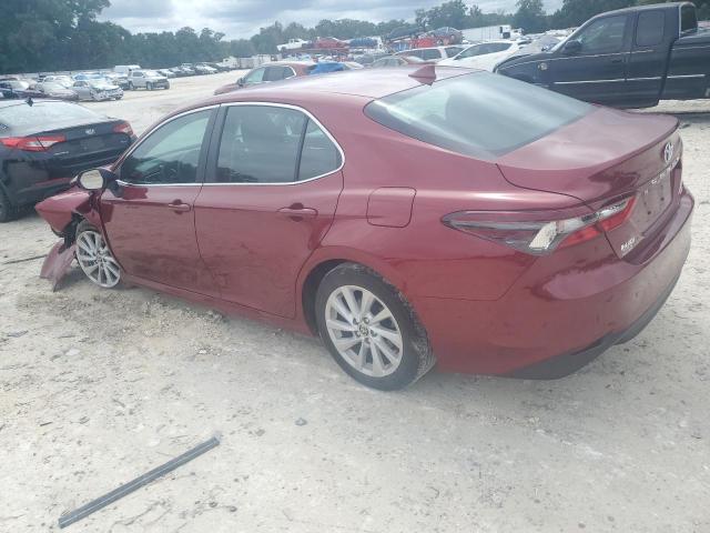 4T1C11AK8NU634989 - 2022 TOYOTA CAMRY LE RED photo 2