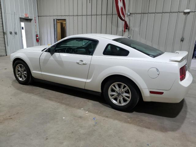 1ZVFT80N865101128 - 2006 FORD MUSTANG WHITE photo 2