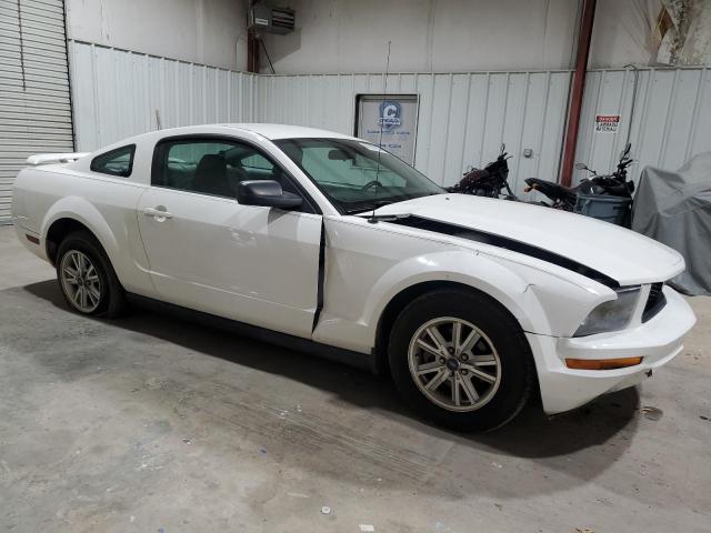 1ZVFT80N865101128 - 2006 FORD MUSTANG WHITE photo 4