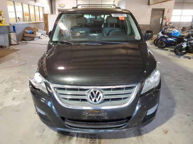 2C4RVABG0CR202520 - 2012 VOLKSWAGEN ROUTAN SE BLACK photo 5