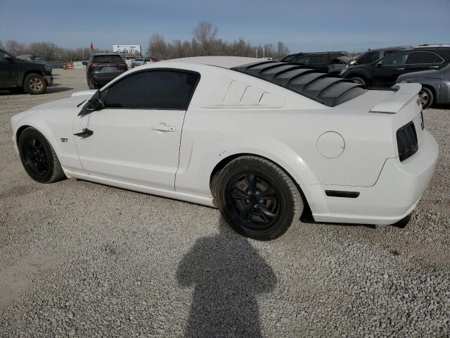 1ZVHT82H375208590 - 2007 FORD MUSTANG GT WHITE photo 2