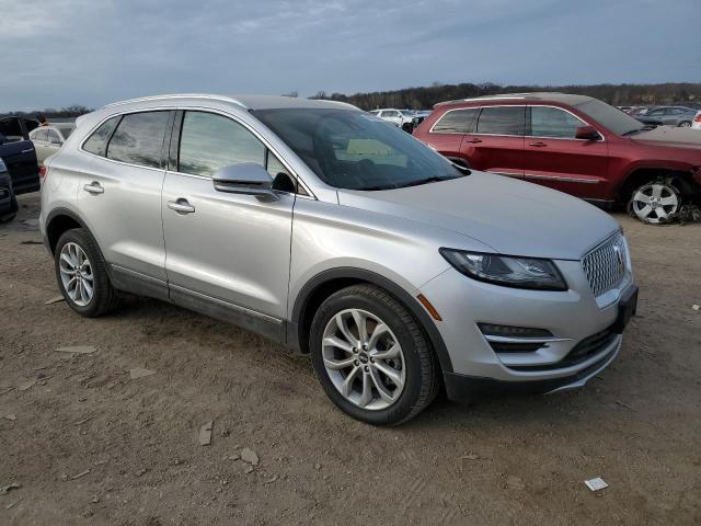 5LMCJ2D90KUL46519 - 2019 LINCOLN MKC SELECT SILVER photo 4