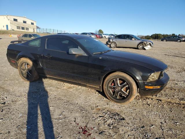 1ZVFT82H655242172 - 2005 FORD MUSTANG GT BLACK photo 4