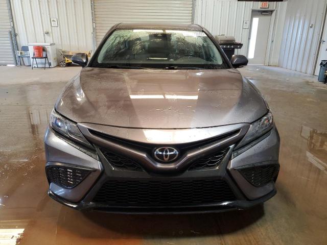 4T1G11AK0NU661556 - 2022 TOYOTA CAMRY SE 灰色 照片 5