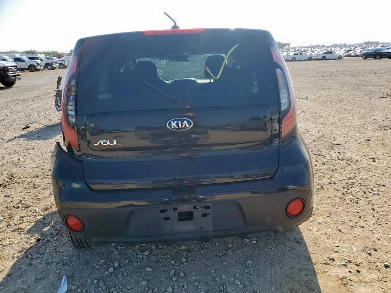 KNDJN2A29J7544944 - 2018 KIA SOUL შავი ფოტო 6