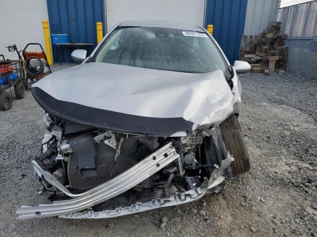 5YFBPMBE4MP269506 - 2021 TOYOTA COROLLA LE Серебристый фото 5