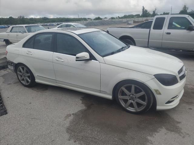 WDDGF5EB2BR134968 - 2011 MERCEDES-BENZ C 300 白色 照片 4