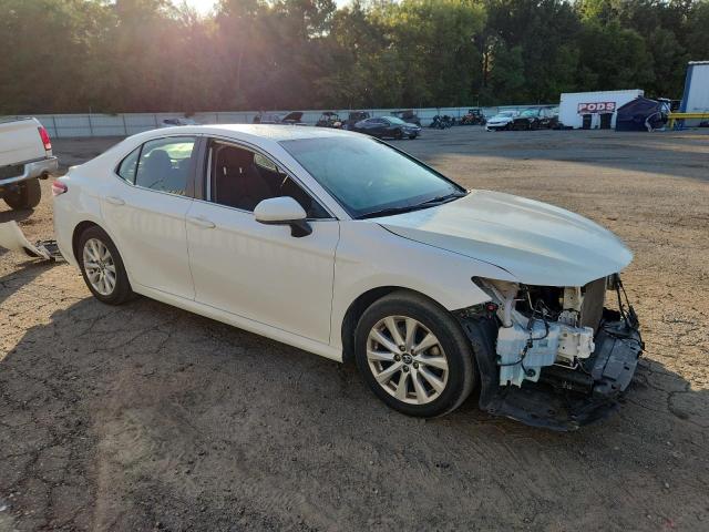 4T1B11HK6KU260119 - 2019 TOYOTA CAMRY L WHITE photo 4