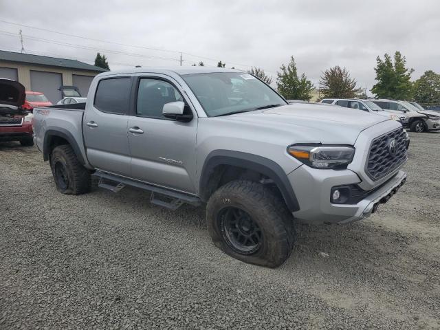 3TMCZ5AN0PM639447 - 2023 TOYOTA TACOMA DOUBLE CAB Srebrny zdjęcie 4