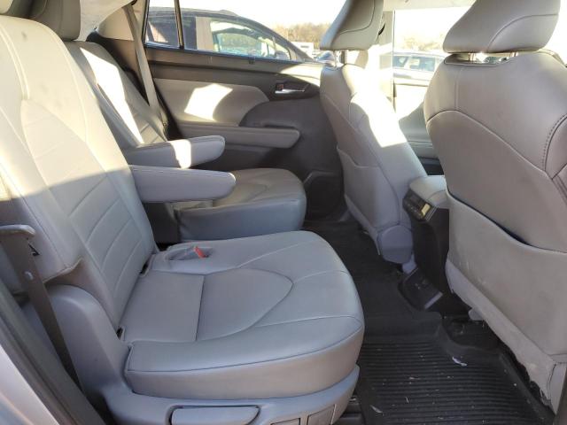 5TDGZRBH9NS164041 - 2022 TOYOTA HIGHLANDER XLE SILVER photo 11