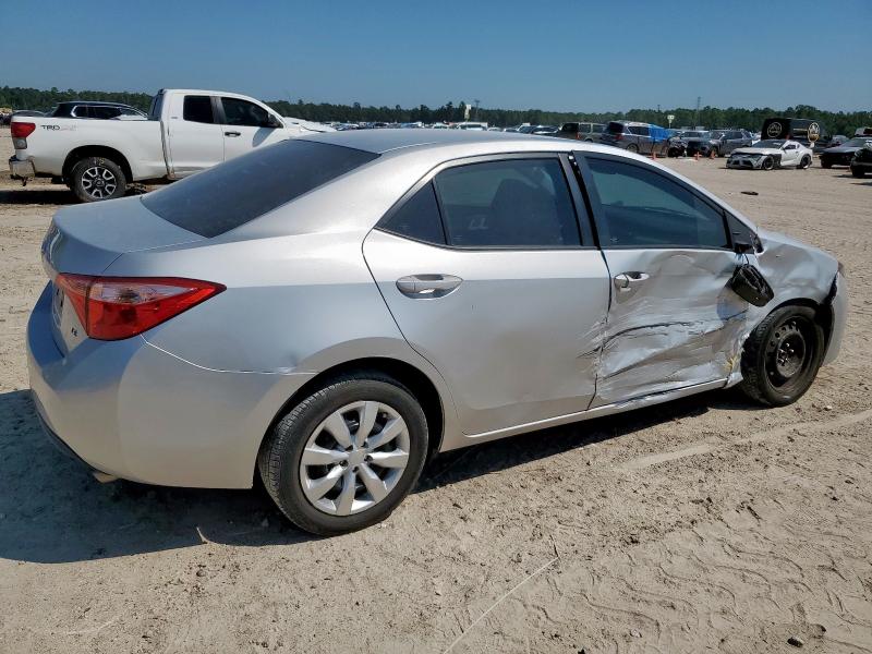 5YFBURHE2JP739315 - 2018 TOYOTA COROLLA L ვერცხლისფერი ფოტო 3