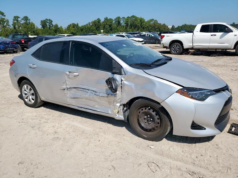 5YFBURHE2JP739315 - 2018 TOYOTA COROLLA L ვერცხლისფერი ფოტო 4