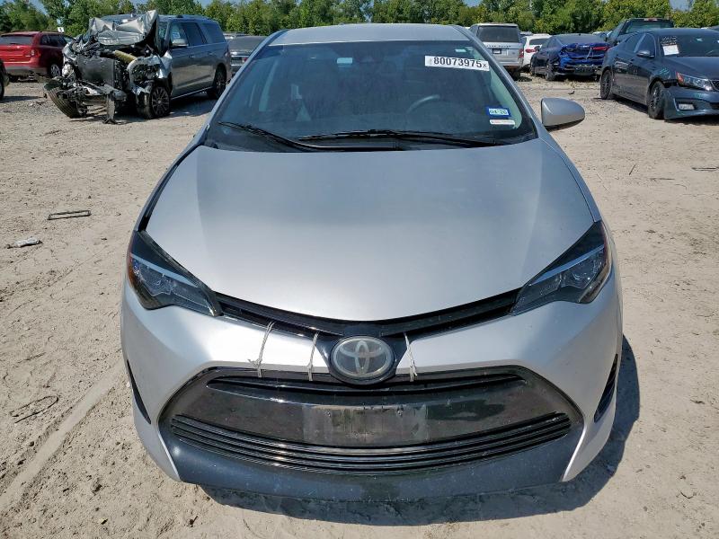 5YFBURHE2JP739315 - 2018 TOYOTA COROLLA L ვერცხლისფერი ფოტო 5