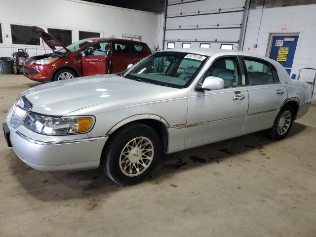 2002 LINCOLN TOWN CAR SIGNATURE, 