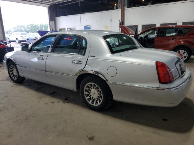 1LNHM82WX2Y636139 - 2002 LINCOLN TOWN CAR SIGNATURE Silber Foto 2