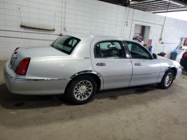 1LNHM82WX2Y636139 - 2002 LINCOLN TOWN CAR SIGNATURE Silber Foto 3