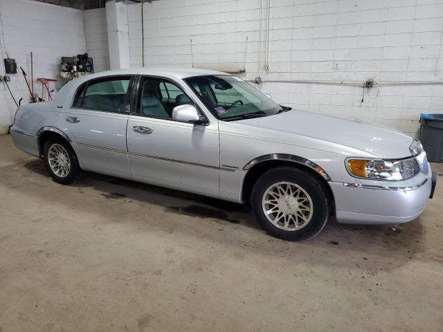 1LNHM82WX2Y636139 - 2002 LINCOLN TOWN CAR SIGNATURE Silber Foto 4