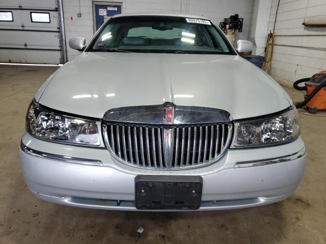 1LNHM82WX2Y636139 - 2002 LINCOLN TOWN CAR SIGNATURE Silber Foto 5