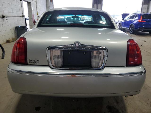 1LNHM82WX2Y636139 - 2002 LINCOLN TOWN CAR SIGNATURE Silber Foto 6