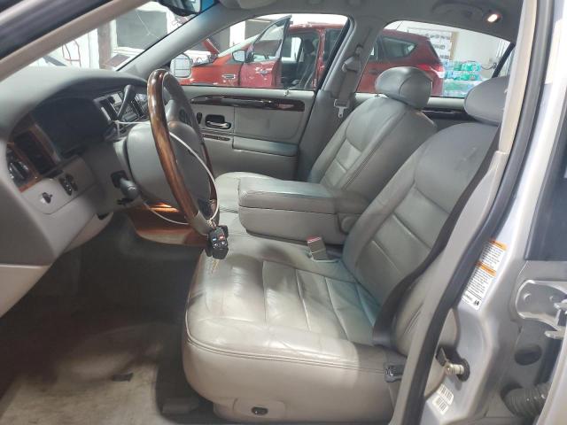 1LNHM82WX2Y636139 - 2002 LINCOLN TOWN CAR SIGNATURE Silber Foto 7