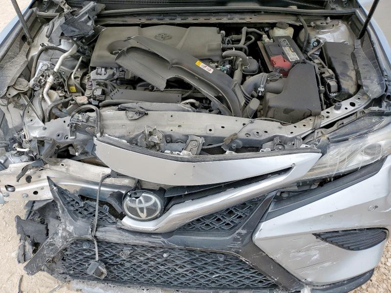 4T1B61HK8JU130519 - 2018 TOYOTA CAMRY XSE SILVER photo 21