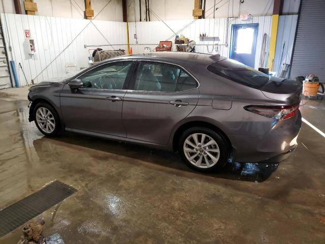 4T1C11BK4NU056632 - 2022 TOYOTA CAMRY LE GRAY photo 2