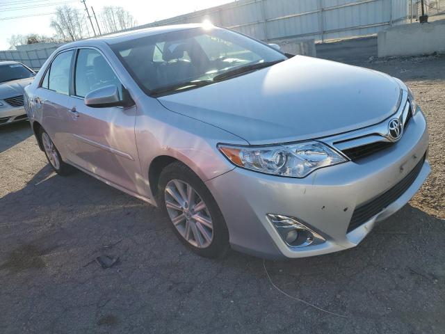 4T1BK1FK0DU531047 - 2013 TOYOTA CAMRY SE SILVER photo 4