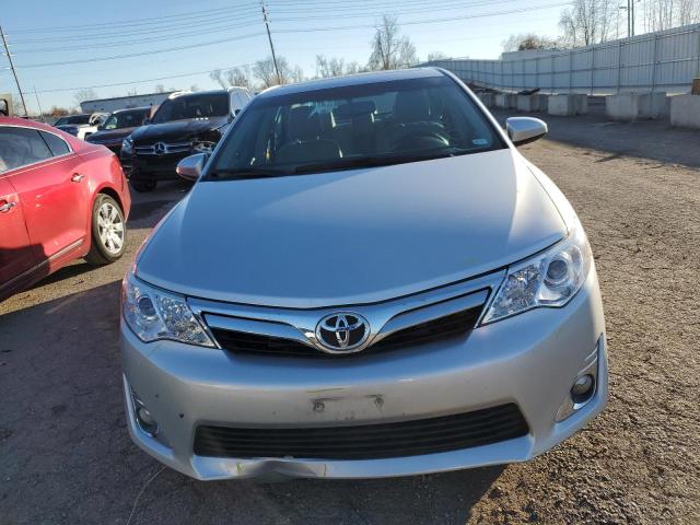 4T1BK1FK0DU531047 - 2013 TOYOTA CAMRY SE SILVER photo 5