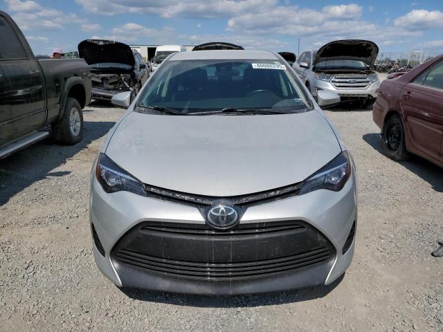 2T1BURHE8JC030310 - 2018 TOYOTA COROLLA L ვერცხლისფერი ფოტო 5
