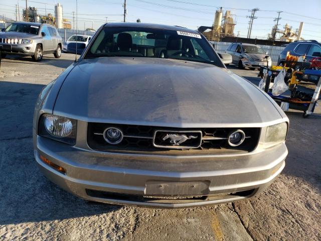 1ZVHT80N385157165 - 2008 FORD MUSTANG SILVER photo 5