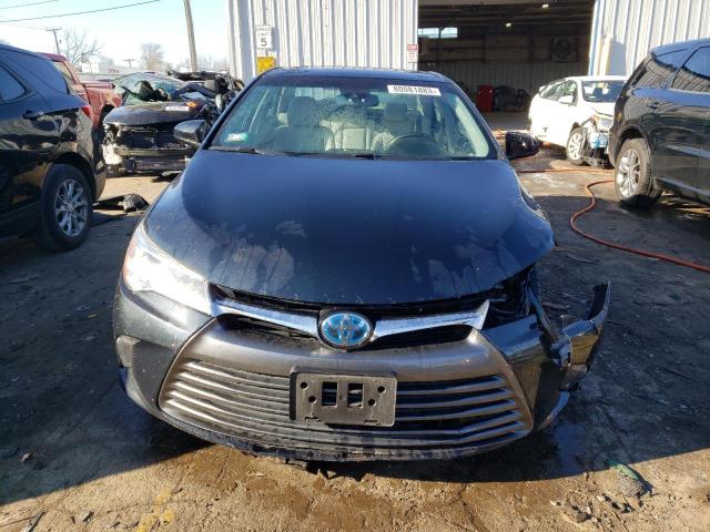 4T1BD1FKXHU201061 - 2017 TOYOTA CAMRY HYBRID BLUE photo 5