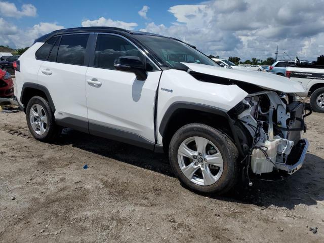 2T3RWRFVXLW081053 - 2020 TOYOTA RAV4 XLE WHITE photo 4
