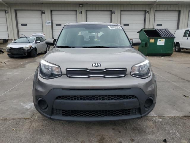 KNDJN2A2XJ7604911 - 2018 KIA SOUL 灰色 照片 5