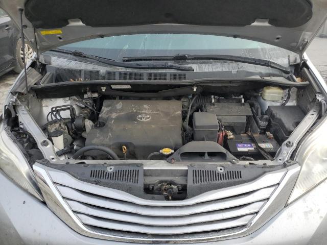 5TDKK3DCXGS724245 - 2016 TOYOTA SIENNA LE 银色 照片 12