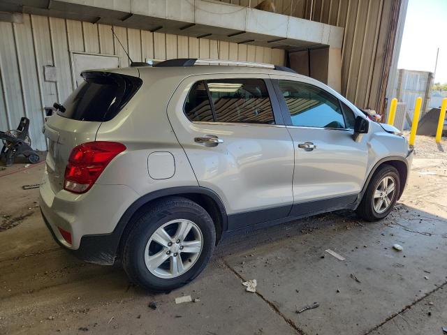 KL7CJLSB0JB549727 - 2018 CHEVROLET TRAX 1LT Gümüş foto 3
