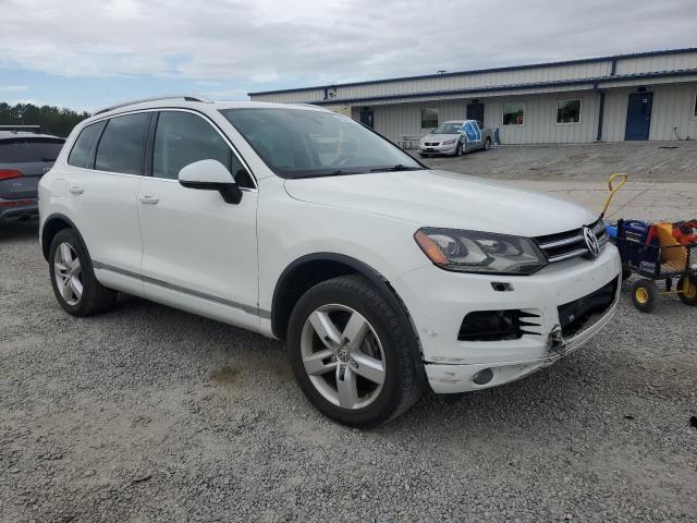 WVGEF9BP6ED009719 - 2014 VOLKSWAGEN TOUAREG V6 WHITE photo 4