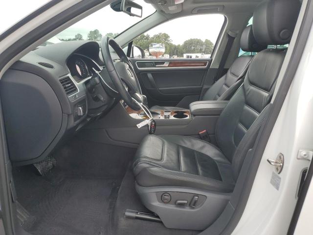 WVGEF9BP6ED009719 - 2014 VOLKSWAGEN TOUAREG V6 WHITE photo 7